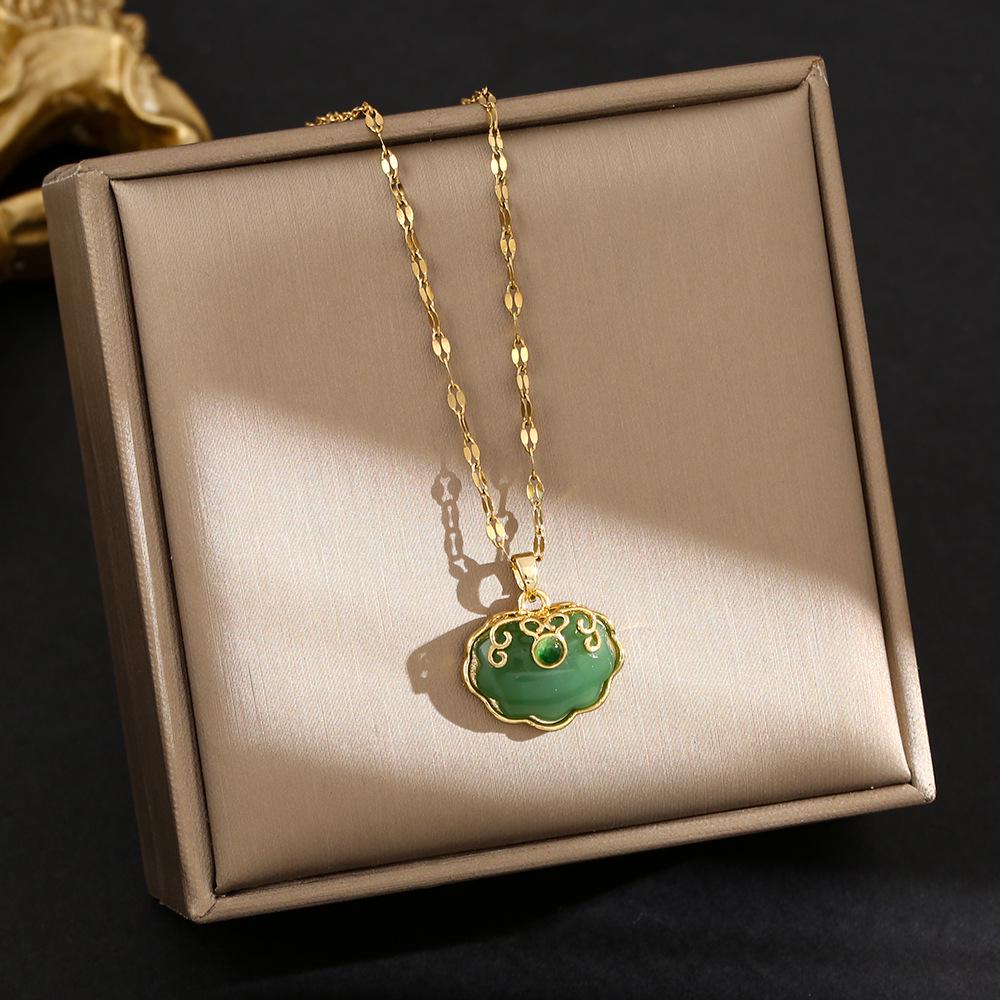 Elegante Pingente de Cabacinha com Fecho de Paz de Jade - Corrente para Clavícula em Aço Titânio no Estilo Chinês Retro