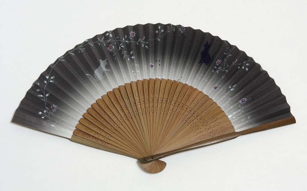 Fächer mit Katze schwarz aus Karaki mit Fächeretui und Präsentation [Hasegawa] Kyoto-Stil Muster, Hintergrund, mittelkurze Länge, Holz, bestickt,