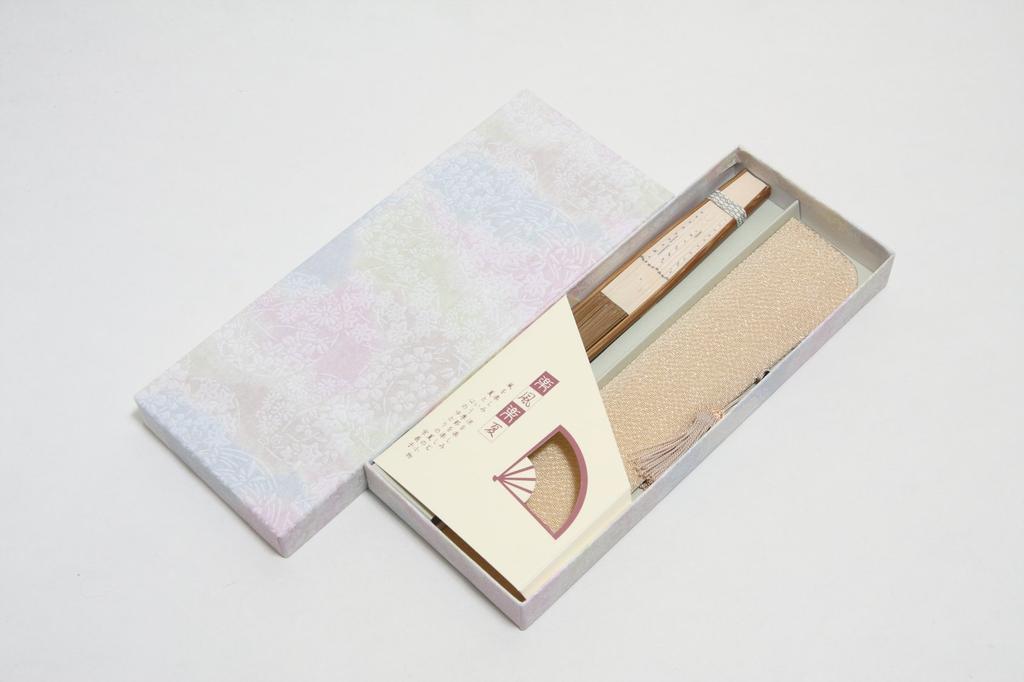 Kyo Fan Cat Back View Kyoto Craftsman Handmade Fan with Tassels Fan Bag Included Paper Box [Hasegawa]