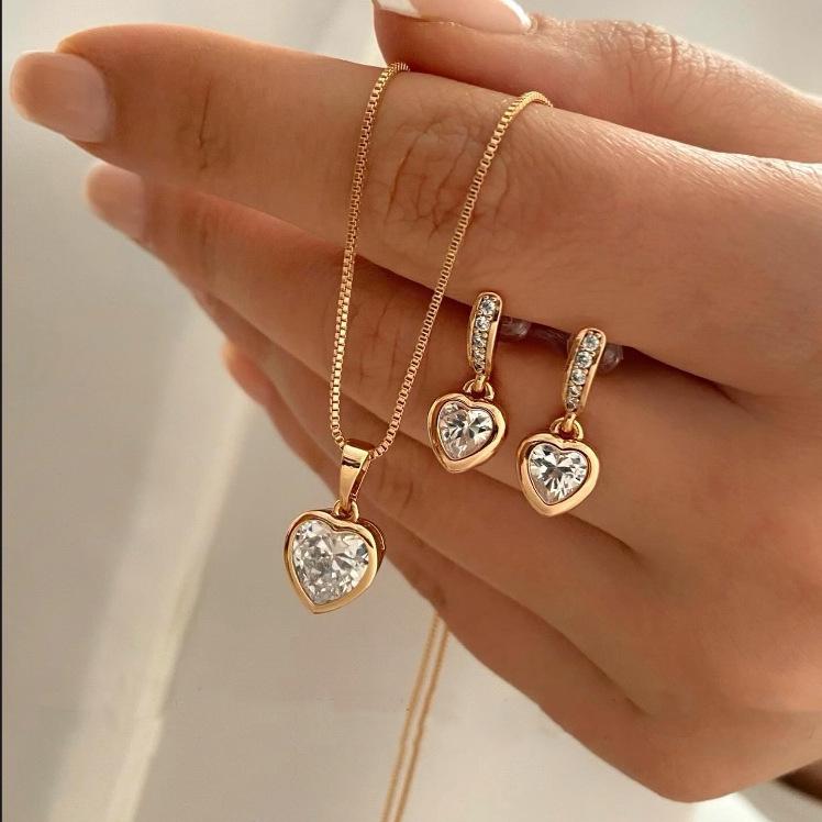 Elegant European and American Pearl Necklace and Earrings Set