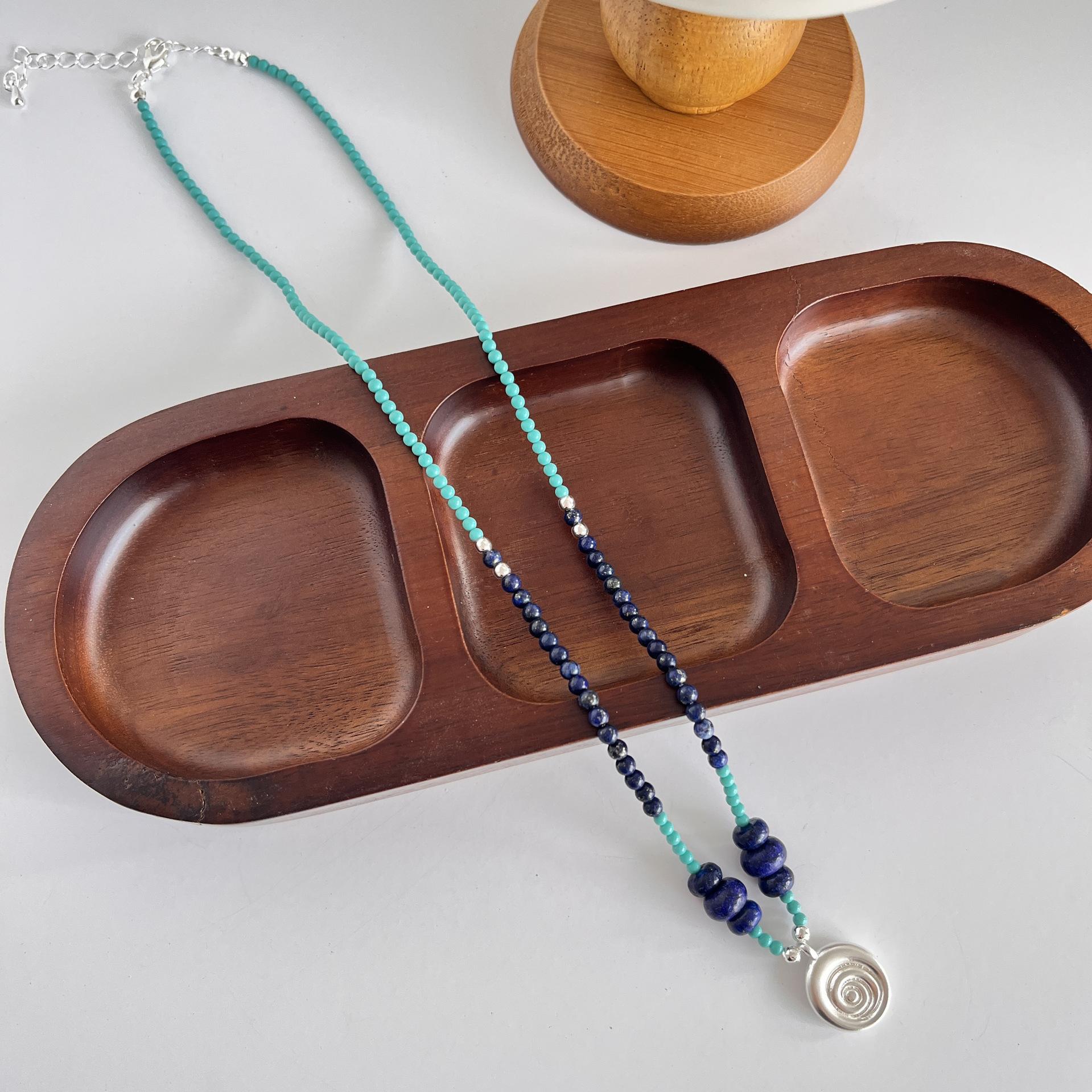 

Stone glass beaded spiral pendant necklace temperament versatile personality collarbone chain niche fashion high-end jewelry