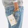 Coach Eckiger Reißverschluss 16 Blumenmuster Kieselsteinleder Clutch Kleine Damen-Clutch Silber Kreide CAQ58-SVCAH