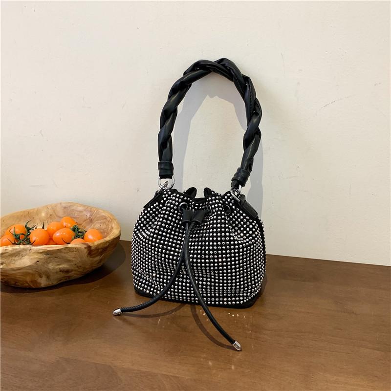 Trendig hinkväska med nitdesign för kvinnor Ny PU-läder dragsko dam axelväska dam vardaglig handväska