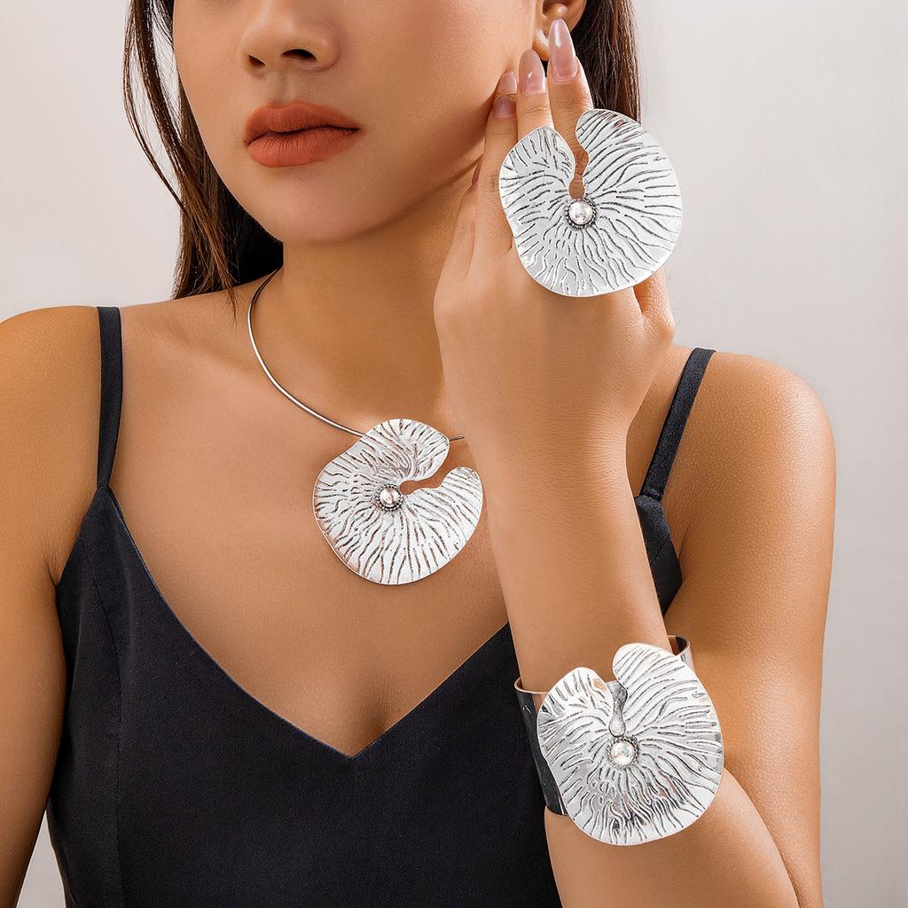 Exaggerated cyberpunk style choker necklace, retro personalized lotus leaf big leaf metal necklace