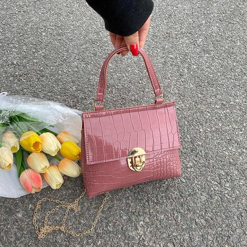 

Fashion crocodile pattern plain weave shoulder women s bag bag, versatile messenger lock chain small square bag