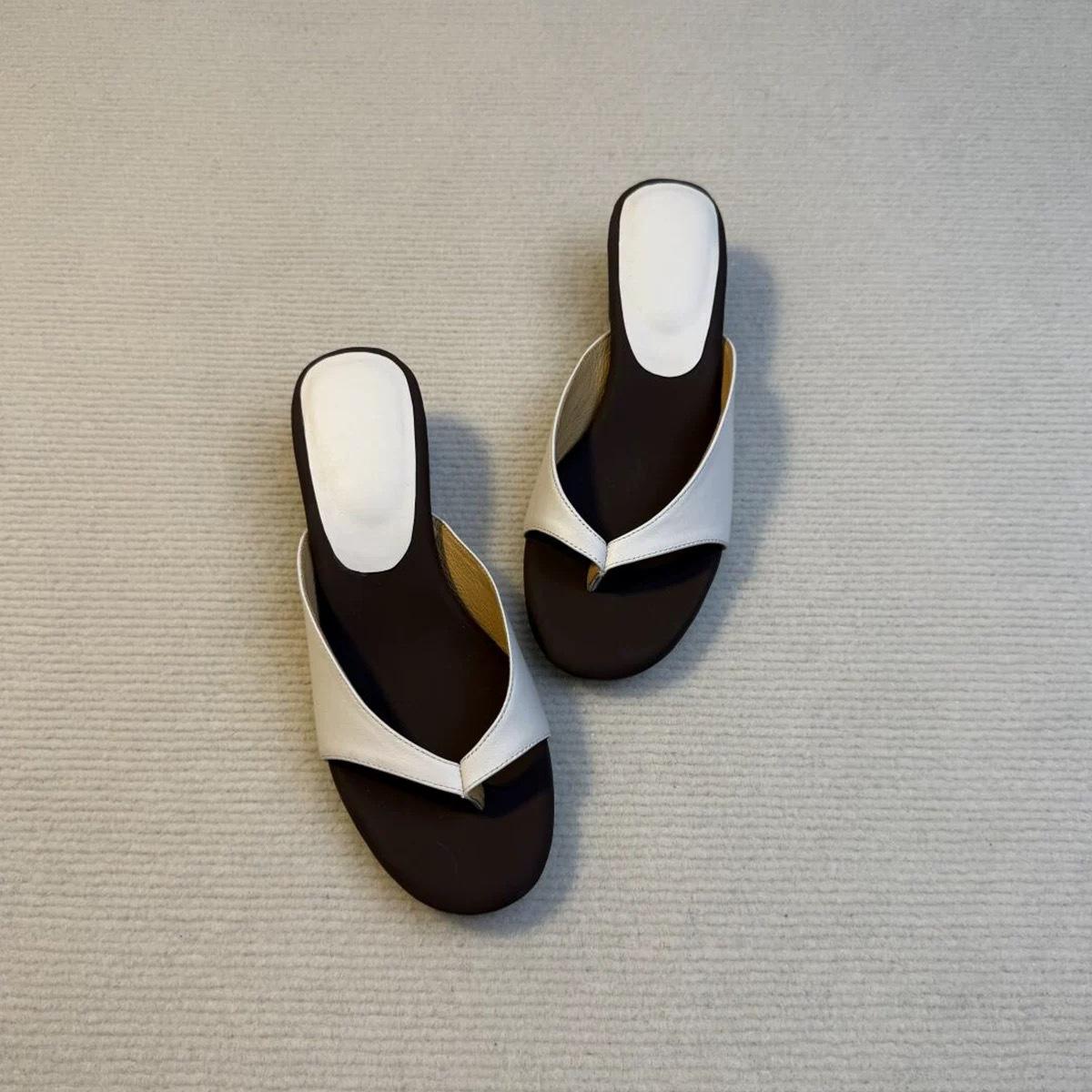 

Cowhide version~ niche temperament pinch-on flip-flops women s outer wear 2025 summer thick heel open-toed sandals high heels 40 белый