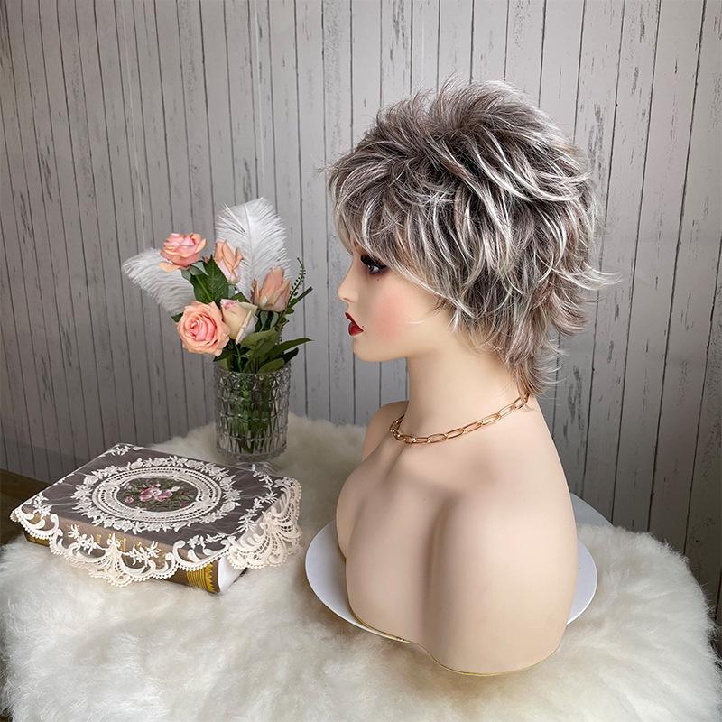 Kurze gemischte graubraune natürliche lockige flauschige Kunsthaarperücke mit Pony für Frauen Tägliche Cosplay-Perücken Hitzebeständige Faser