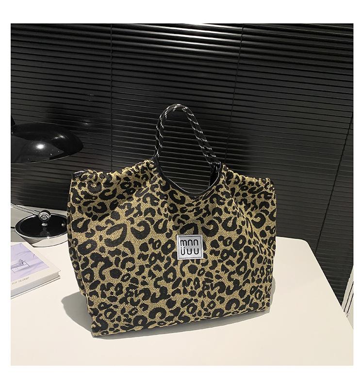 

Ретро мода большая вместительная сумка-тоут с леопардовым принтом женская новая осенняя тенденция 2024 года универсальная сумка через плечо для поездок на работу чёрный