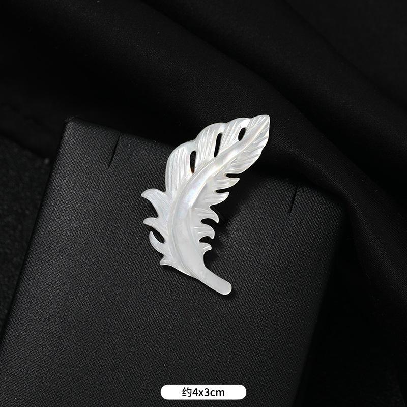 

Natural white butterfly shell feather brooch female high-end simple corsage niche design suit neckline anti-light pin