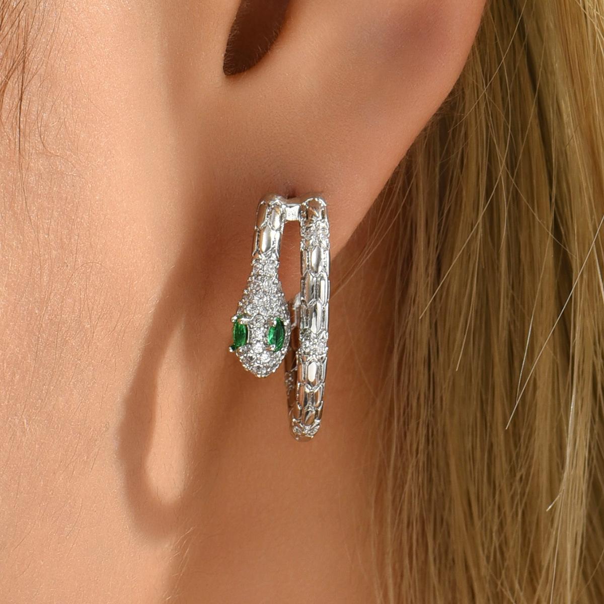 Fashionable Green Eyed Snake Shaped Earrings with Exotic Style, Niche Design, High-end Ear Buckle серебряный