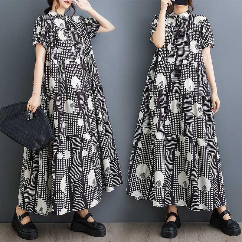 Vestido solto plus size de manga curta com estampa fashion e comprimento médio