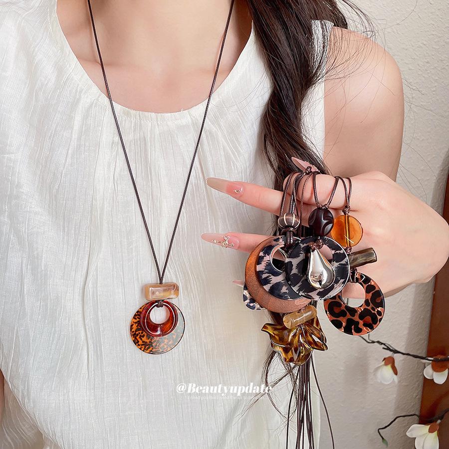 Gradient Leopard Print Pendant Necklace - Retro Leather Cord Sweater Chain for Women