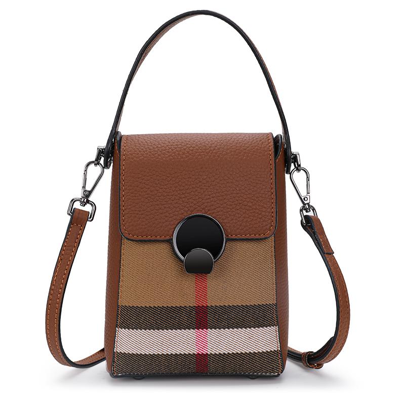 

Классическая женская сумка через плечо с клетчатым узором — это мини-сумка, изготовленная из высококачественного холста и коровьей кожи.