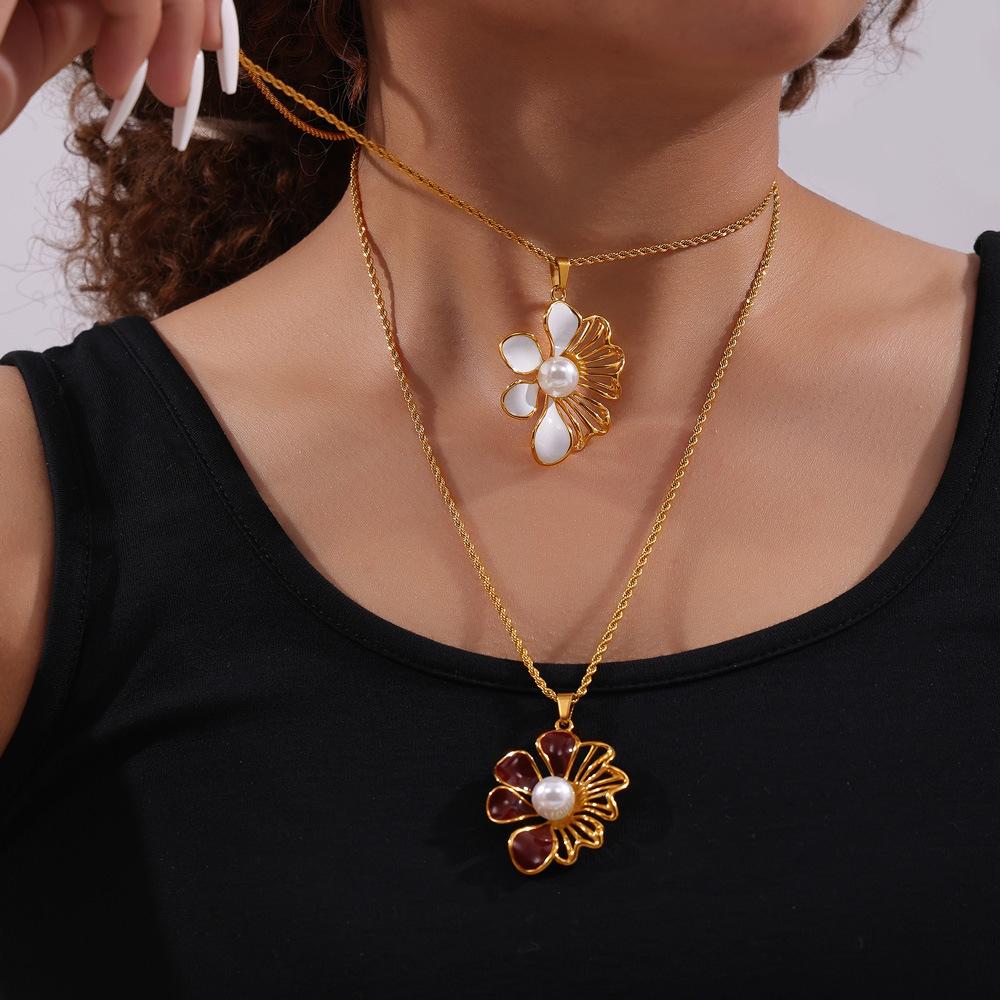 Retro Light Luxury Oil Drop Hollow Bead Flower Pendant Fashionable Sweet Gentle Titanium Steel Necklace Jewelry