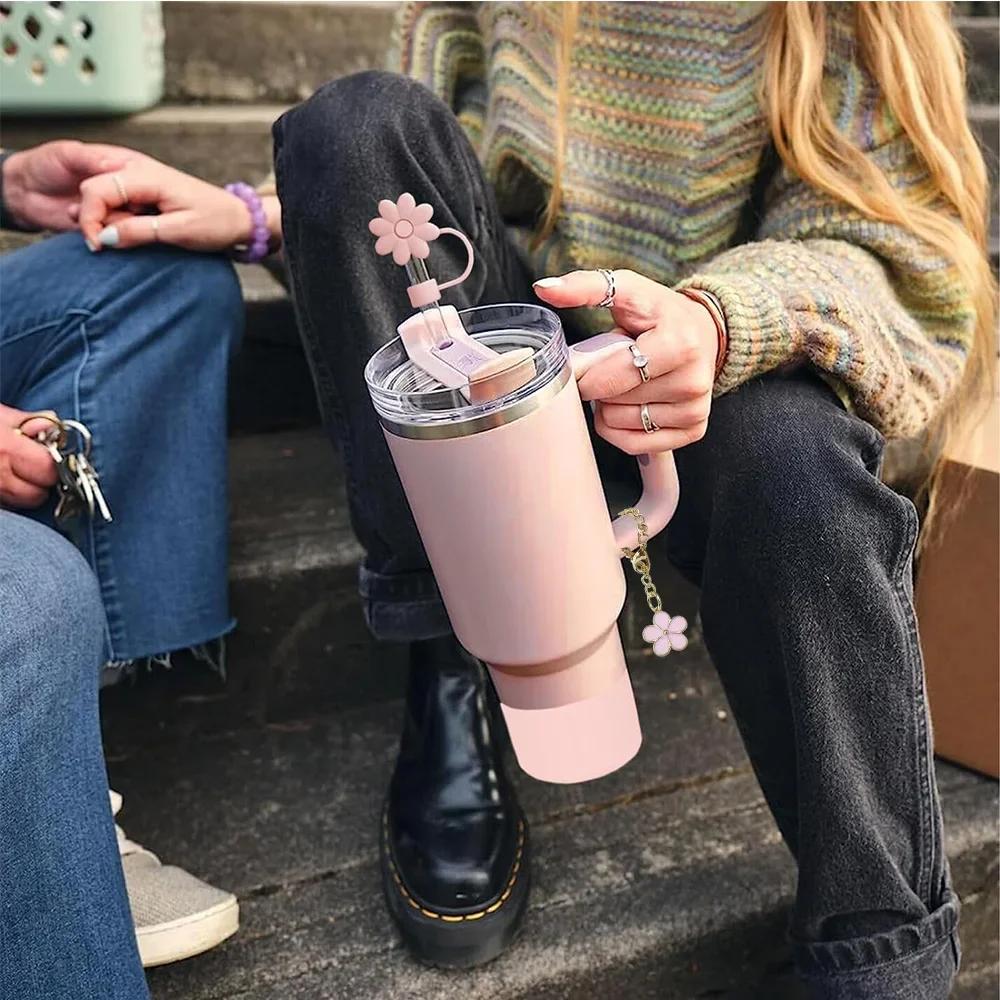 9dílná sada příslušenství 3 zátky proti rozlití Květiny Kryt na brčko Botička 2 brčka a kartáček a 1 řetízek s květinovým přívěskem pro Stanley Cup