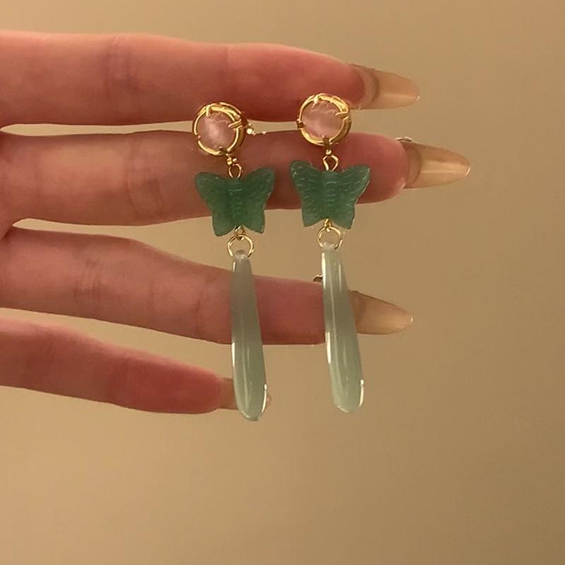 

Геометрические серьги в древнем стиле: Элегантный дизайн для женских аксессуаров к ципао