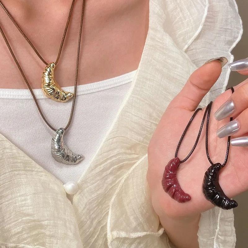 Korean Gold Croissant Pendant Necklaces for Women Girls Creative Clavicle Chain Charm Neck Necklace Jewelry