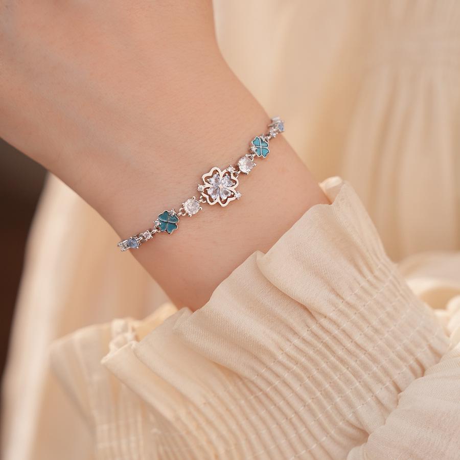 Ice Blue Flower Chain: Elegant Blue Flower Bracelet with a Luxurious Touch