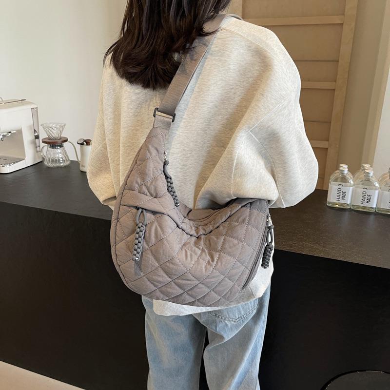 Large-capacity Casual Bag Women's New Versatile Simple Messenger Bag Diamond Class Commuter Dumpling Bag