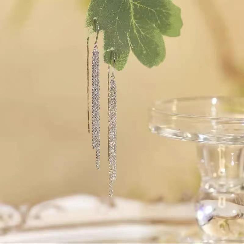 Cat's Eye Tassel Ear Chain 2024 Trend: Elegant Long Earrings with Light Luxury Design