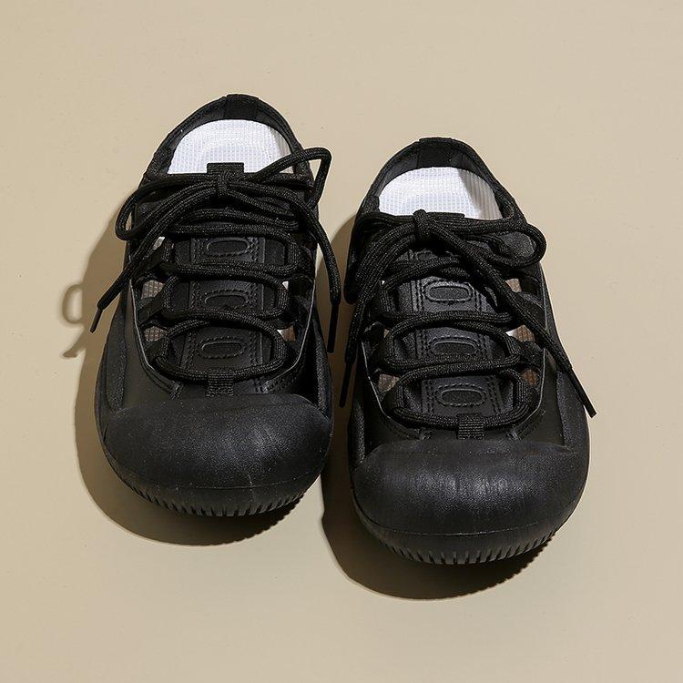 

Модные и удобные шлепанцы с перемычкой для пальца для девочки 2025 лето мягкая подошва не утомляют ноги, повседневные однотонные противоскользящие универсальные спортивные черные туфли 35