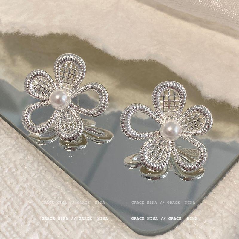 

Knock Easiest for Match! Korean Style Silver Flower Pearl Stud Earrings Women 2025 New Arrival Fancy Earrings Elegant Ear Clip Earrings