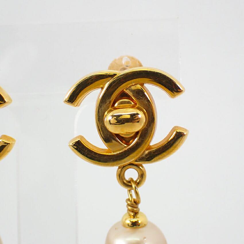 Pre-owned CHANEL faux pearl earrings with gold hardware and box (g512-33)
