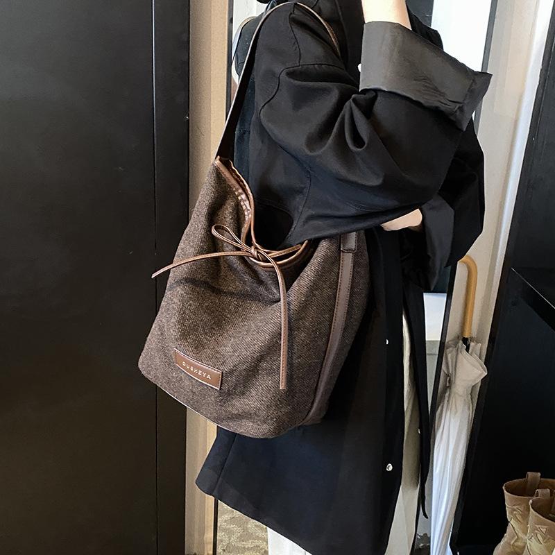 

Wholesale fashion versatile large capacity commuter bag women 2025 new Internet celebrity explosion messenger bucket bag 36*13*31