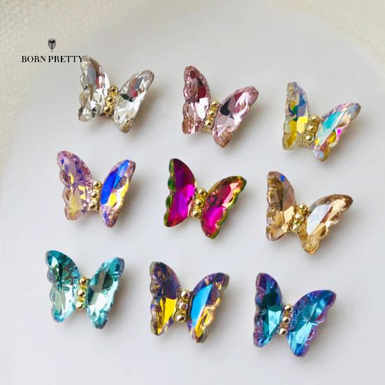 Dobré kouzla na nehty Ozdoby na nehty krásně aplikují jasnou barvu