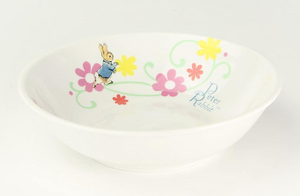 Ein Set Porzellan-Mittagessen klein tief und Mit Peter Rabbit und Fleur diese Mino-Keramikgeschirre sind für Kinder leicht zu essen und für Erwachsene zu Gemacht