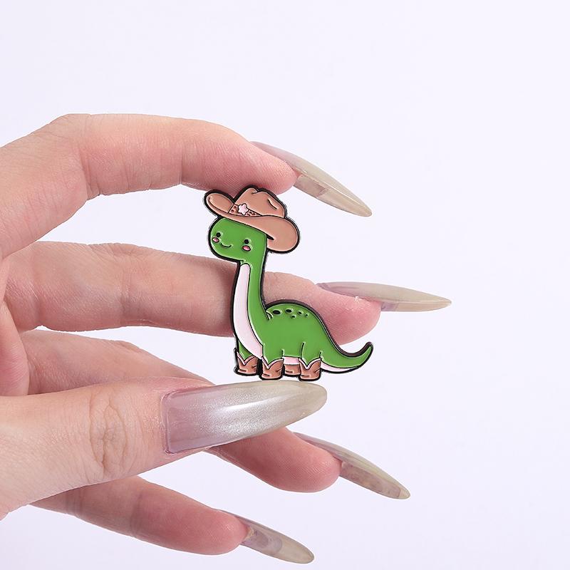 Süßer Cowboy-Dinosaurier Emaille Anstecknadeln Individuell Reise Coole Broschen Reversabzeichen Kleidung Tier Schmuck Geschenk für Kinder Freunde
