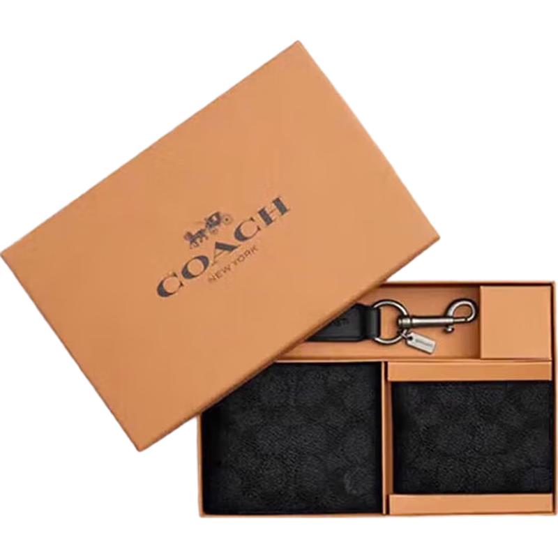 

Подарунковий набір для чоловіків Coach: короткий гаманець, тримач для карток та брелок