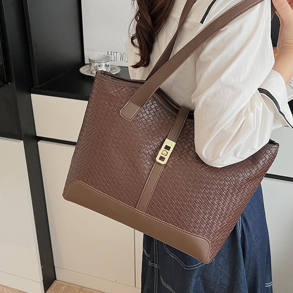 2025 new large-capacity woven pattern tote bag retro versatile underarm bag fashionable and explosive shoulder bag