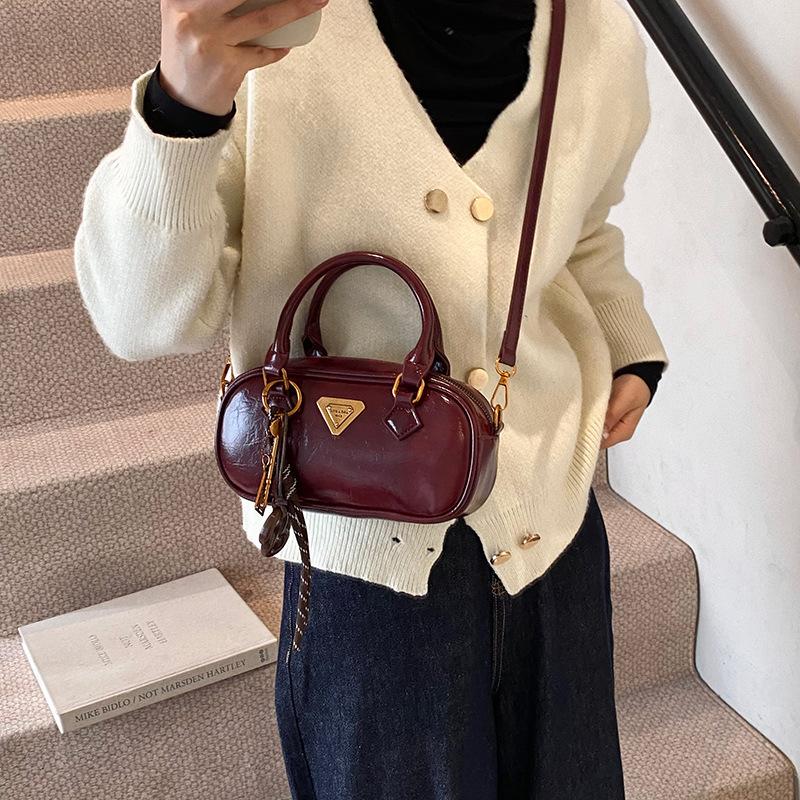 Popular Oil Wax Leather Small Bag Women 2025 New Fashion Versatile Messenger Bag Retro Handbag Pillow Bag