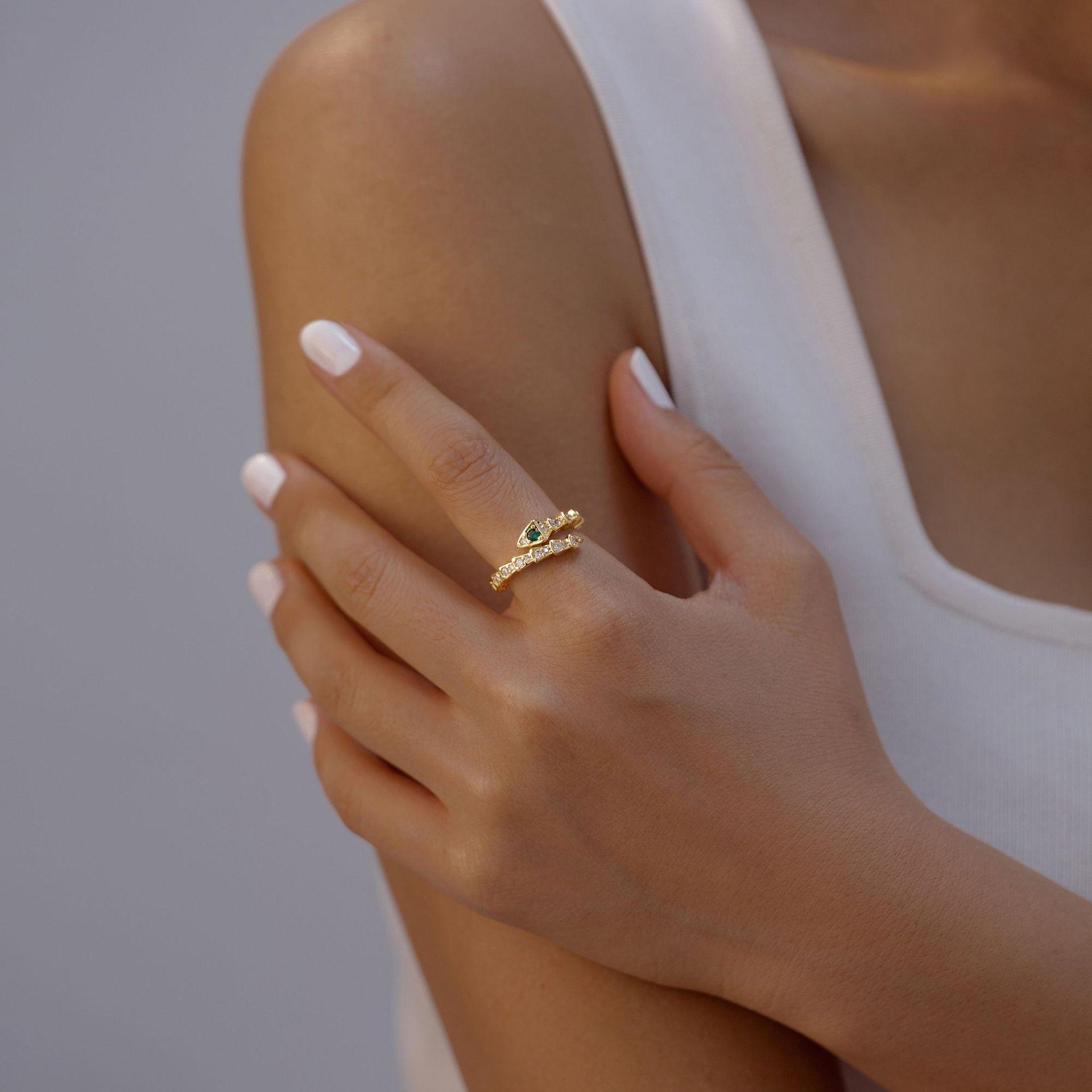 

Кольцо в виде змеи из меди с инкрустацией цирконием: Уникальный дизайн года Змеи TR00306