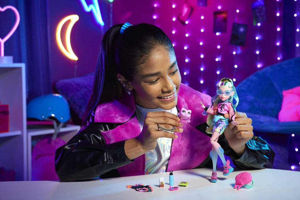 Monster High Lagoona Blue with Accessories and Pet Posable Fashion Doll with Colorful Streaked Hair Doll, Piranha,