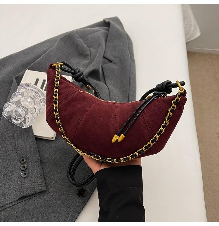 

Textured bag women s large capacity 2025 new retro foreign style messenger croissant bag commuting to work dumpling bag бордовый