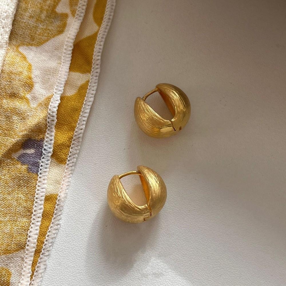 Trendy Style Matte Finish Vintage Earrings Gold Plated Geometric Design Ear Clip Curved Shape Ball Earrings Women Jewelry