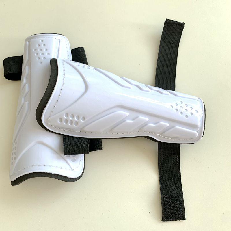 Vorrätige Kinder-Schienbeinschoner mit verstärkten Riemen und strapazierfähigen Knieschonern, die Waden und Schienbeine beim Training und Wettkampf schützen.