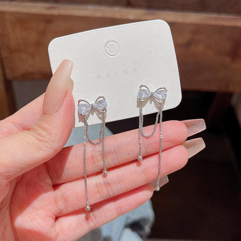 Orecchini a Bottone in Argento 925 con Zircone e Perla a Fiocco - Design Coreano Retro di Alta Gamma
