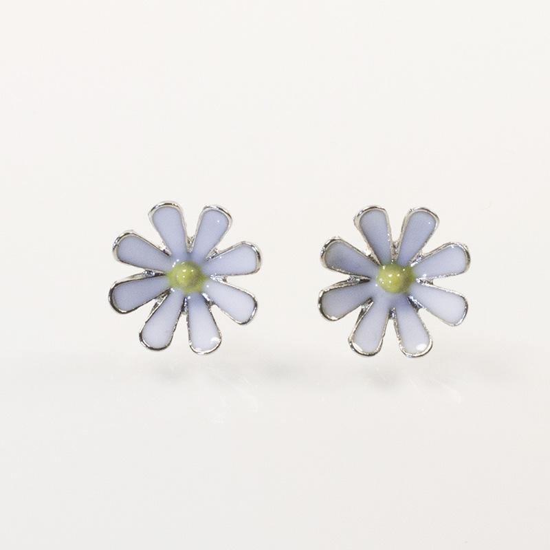

Silver Needle Epoxy Oil Drop White Daisies Gold Bud Earrings Japanese and Korean Fashion Light Luxury Women s Earrings срібний