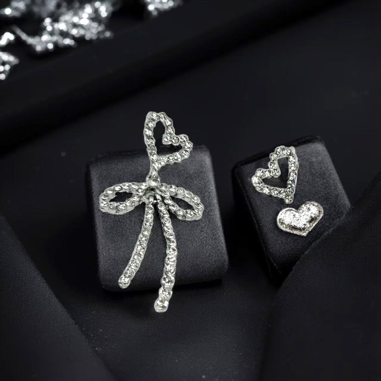 

Heart-Shaped Asymmetrical Bow Drop Earrings for Women – Light Luxury, Elegant Style