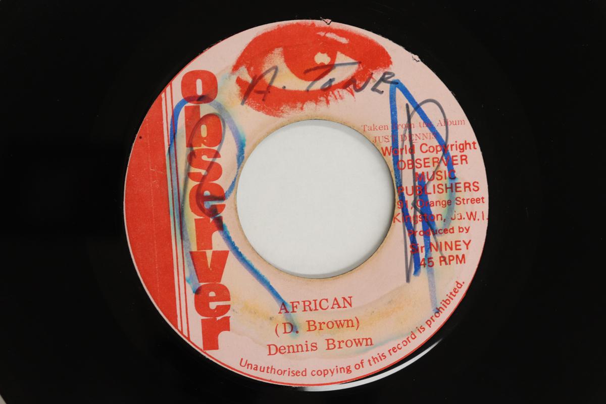 

7-дюймовая пластинка DENNIS BROWN / OBSERVER STYLE - Africa / Dub Root Of Dread НЕТ OBSERVER Ямайка Регги, Ска и Даб Б/У