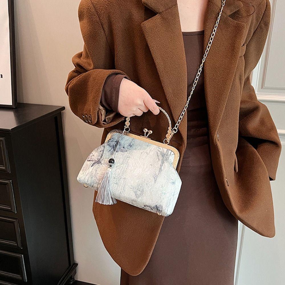 

Kiss Lock Hanfu Clutch Bag Chinese Style Ladies Shell Bag Retro Embroidery Banquet Bag Wedding Style3