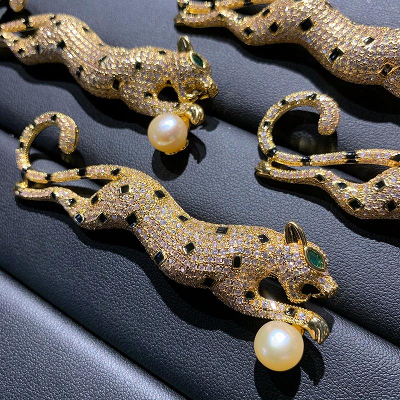 Western Liang Leopard Brooch: Zircon & Freshwater Pearl Pin