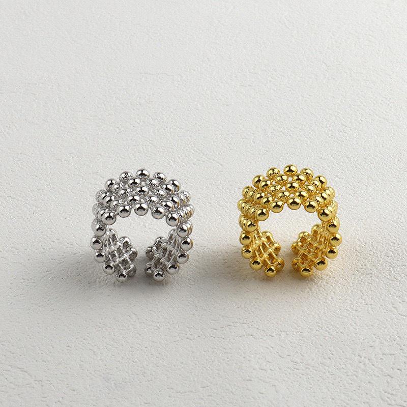 Europäischer & Amerikanischer High-End Dreilagiger Verstellbarer Perlenring für Damen - Schickes, Stilvolles und Zeitloses Design.