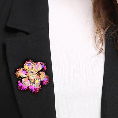 Symphony Kristallblumen-Brosche, Hochwertige Elegante Damen-Luxus-Brosche mit Temperament, Nischen-Design-Anstecker, Anzug-Accessoires
