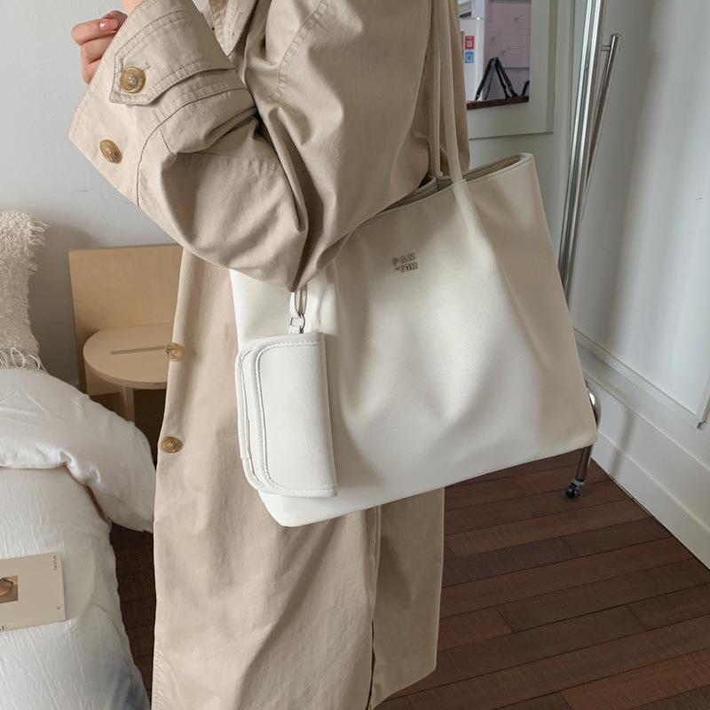 Large-capacity Bags Women's Autumn and Winter 2025 New Casual Shoulder Bags Are Popular This Year, with Simple Texture and Commuter Tote Bags.