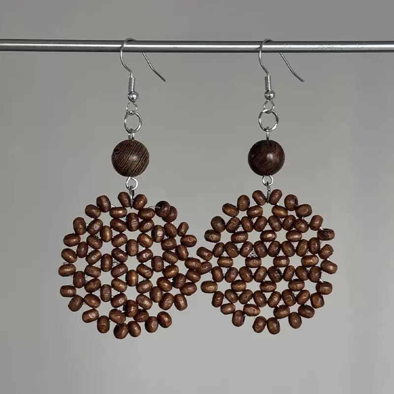 Boucles d'oreilles bohèmes en bambou rotin et pompons de coquillages pour femmes