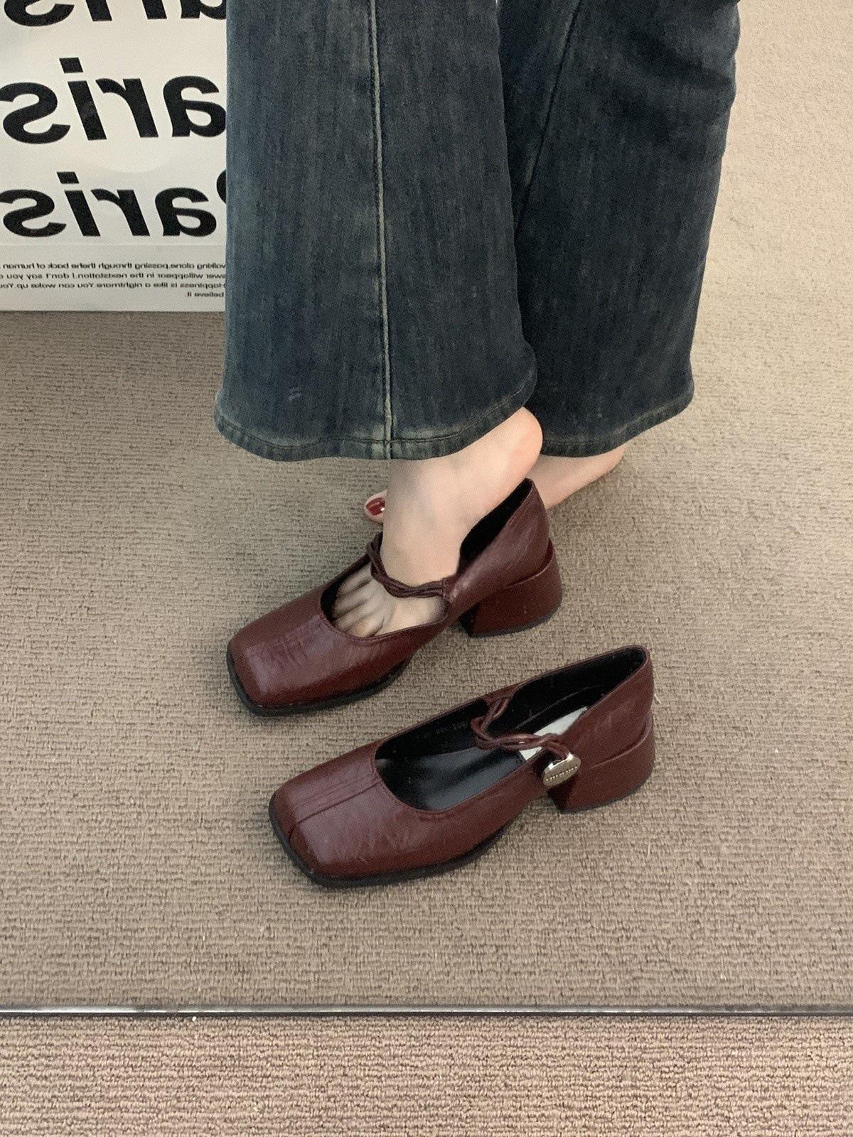 

Поздний вечерний ветер красный толстый каблук для работы одинарная обувь женская обувь 2025 новая весна ретро Мэри Джейн вечерние маленькие кожаные туфли 35 бордовый